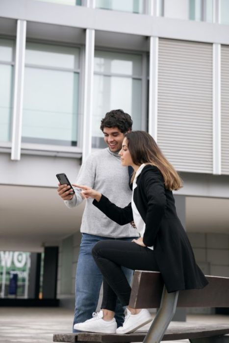 blivale_image_homepage_ful_shot_people_with_smartphone image blivale_image_homepage_ful_shot_people_with_smartphone Home EN