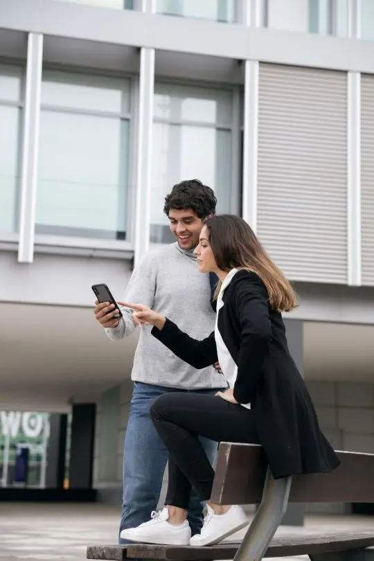 blivale_image_homepage_ful_shot_people_with_smartphone image blivale_image_homepage_ful_shot_people_with_smartphone Home EN